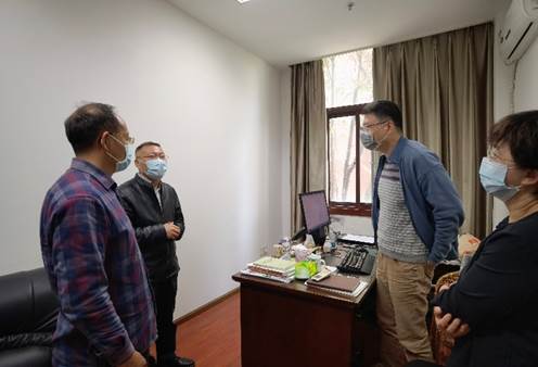 男人和女人站在房间里中度可信度描述已自动生成 男人和女人站在房间里中度可信度描述已自动生成