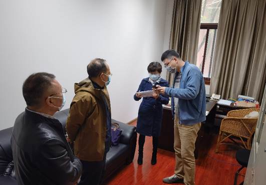 一群人在房间里描述已自动生成 一群人在房间里描述已自动生成